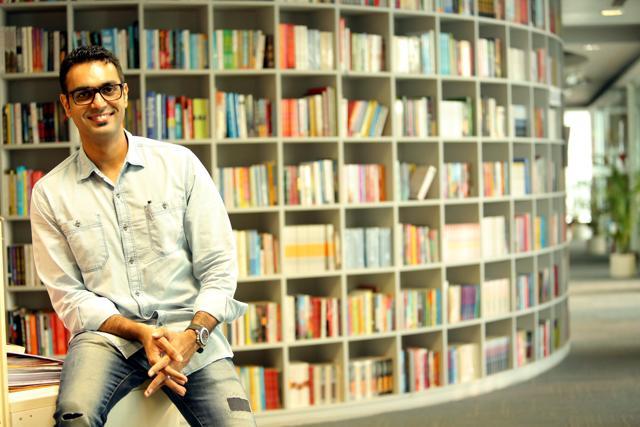 Author Ravinder Singh, who has 700,000 Facebook followers, says that he does not try to look any particular way. His style statement consists of jeans, shirt and Kolhapuri chappals. (Manoj Verma/HT Photo)
