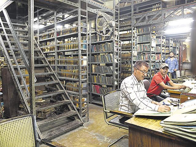 Delhi Public Library in Karol Bagh is in a dilapidated state.(Saumya Khandelwal/Hindustan Times)