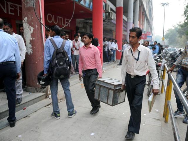 Bank officials bring cash in new denominations to a bank branch in Sector 14 on Sunday. (Parveen Kumar/HT Photo) Bank officials bring cash in new denominations to a bank branch in Sector 14 on Sunday. (Parveen Kumar/HT Photo)