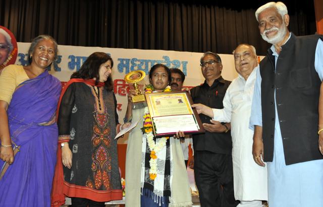 Indore, India - Nov. 12, 2016: Dalit activist Soni Sori being presented Kunti Mathur award for her contribution to social work at a programme organised at Anand Mohan Mathur Sabhagreh in Indore, India, on Saturday, November 12, 2016. (Photo by Arun Mondhe / HT/ PHOTO) (With Nida story) (With Nida story)(HT/ PHOTO)