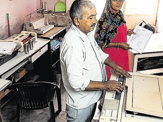 Many photocopier owners at sector 66, 62, 55, 18 and Khoda were seen overcharging customers for a copy of an identity card, driving licence or adhaar card. People have to submit copies of these documents while depositing or exchanging old notes at banks. (Burhaan Kinu/HT PHOTO) Many photocopier owners at sector 66, 62, 55, 18 and Khoda were seen overcharging customers for a copy of an identity card, driving licence or adhaar card. People have to submit copies of these documents while depositing or exchanging old notes at banks. (Burhaan Kinu/HT PHOTO)