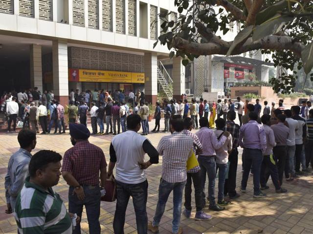 A man counts his demonetised banknotes while waiting in a long queue outside the Reserve Bank of India in New Delhi, on November 10, 2016.(Arvind Yadav/HT Photo)