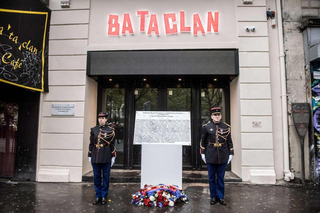 French Republican Guards stand next to a commemorative plaque at the Bataclan concert hall in Paris. (AFP Photo) French Republican Guards stand next to a commemorative plaque at the Bataclan concert hall in Paris. (AFP Photo)