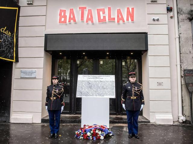 French President Francois Hollande (R) and Paris Mayor Anne Hidalgo (L) stands after unveiling a commemorative plaque in tribute to the victims, in front of Le Petit Cambodge and Le Carillon restaurants at the junction of Rue Alibert and Rue Bichat in Paris. (AFP Photo) French President Francois Hollande (R) and Paris Mayor Anne Hidalgo (L) stands after unveiling a commemorative plaque in tribute to the victims, in front of Le Petit Cambodge and Le Carillon restaurants at the junction of Rue Alibert and Rue Bichat in Paris. (AFP Photo)