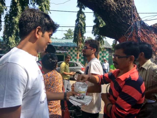 Volunteers of youth groups were seen distributing chocolates, tea and water to the people on Sunday. Some even lent a helping hand at filling up forms for withdrawal and exchange of money.(HT Photo)