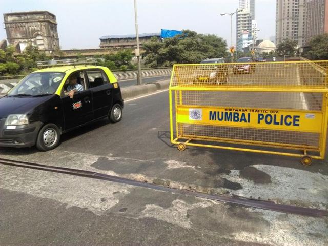 Traffic police stopped traffic on the flyover as the gap widened.(Bhushan Koyande/HT Photo)