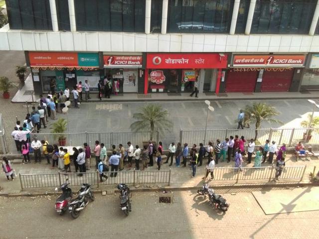 Long queues seen outside an ATM in Parel ,which had some cash left, while most ATMs in the city remained closed.(Bhushan Koyande/HT Photo)