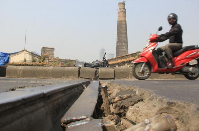 When inquired about the new gap, civic officials said that they were aware of the loosened concrete near the ITC section of the flyover and would soon take up the repair work. “(Bhushan Koyande/HT)