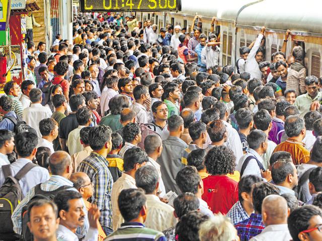 For you, the Mumbai commuter used to sharing one sqm space with 13 others in a local train compartment during peak hours, the state’s metro network plan can finally usher in a new age of travel. But here’s the hitch. Don’t expect more.(HT File)