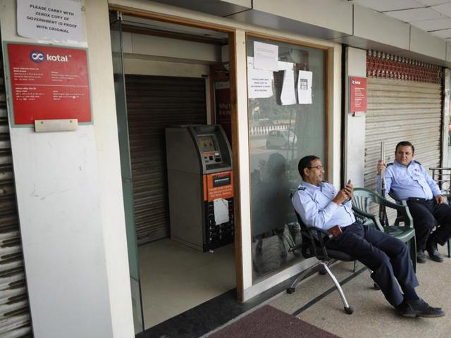 Most ATMs were emptied in hours, leaving thousands angry and frustrated. (Burhaan Kinu/HT PHOTO) Most ATMs were emptied in hours, leaving thousands angry and frustrated. (Burhaan Kinu/HT PHOTO)
