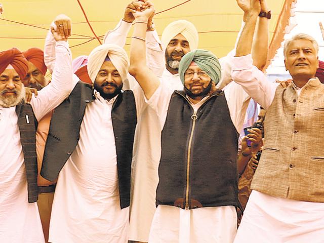 (From right) Congress MLA from Patiala Preneet Kaur, party’s state unit vice-president Sunil Jakhar, Punjab Congress chief Captain Amarinder Singh and Manpreet Badal during a rally at Khuian Sarwar village in Abohar on Sunday. (Sanjeev Kumar/HT Photo) (From right) Congress MLA from Patiala Preneet Kaur, party’s state unit vice-president Sunil Jakhar, Punjab Congress chief Captain Amarinder Singh and Manpreet Badal during a rally at Khuian Sarwar village in Abohar on Sunday. (Sanjeev Kumar/HT Photo)