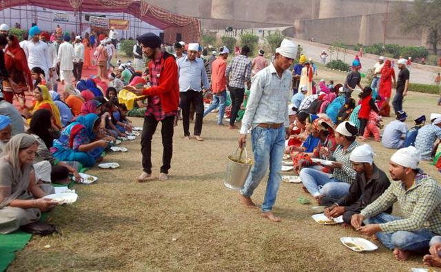 Langar being served to mark the birth anniversary of Guru Nanak Dev at the Qila Mubarak gurdwara in Bathinda on Monday. (Sanjeev Kumar/HT Photo)