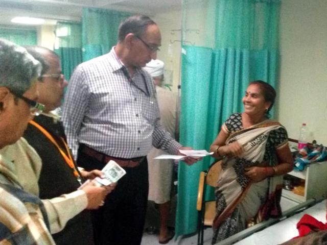 Kailash Chand Sharma offering lower denomination currency notes to patients and their relatives at RML Hospital.(HT Photo) Kailash Chand Sharma offering lower denomination currency notes to patients and their relatives at RML Hospital.(HT Photo)