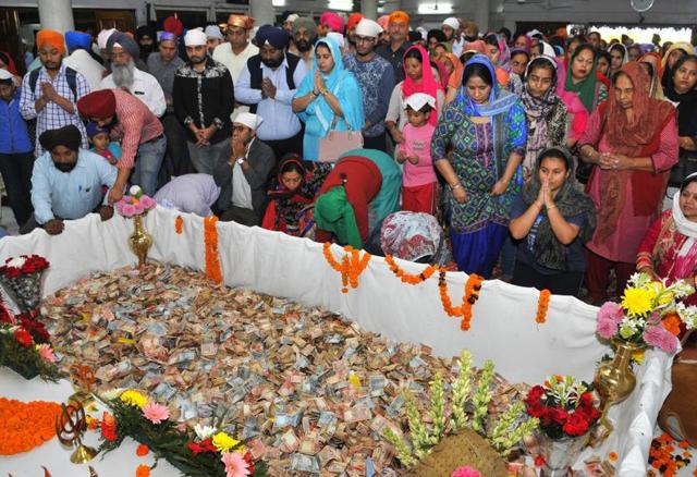 Money being donated the gurdwara in Sector 34, Chandigarh, on Monday. (Keshav Singh/HT Photo)