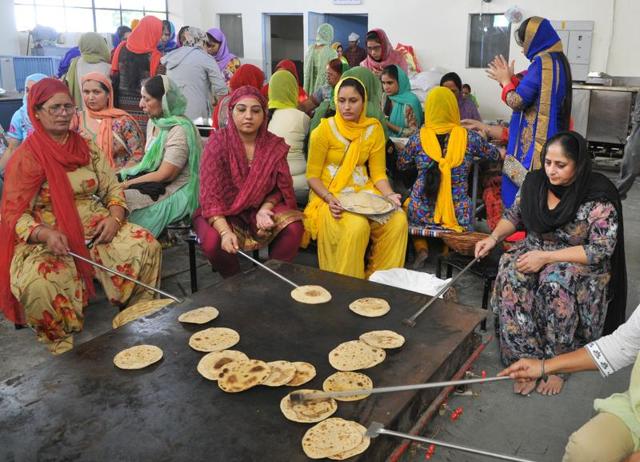 Langar being cooked at the gurdwara in Sector 34, Chandigarh, on Monday. (Keshav Singh/HT Photo)