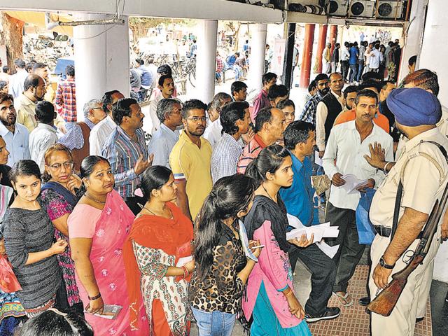 People queue up outside a State Bank of India branch in Sector 30, Chandigarh, on Sunday (Karun Sharma/HT Photo) People queue up outside a State Bank of India branch in Sector 30, Chandigarh, on Sunday (Karun Sharma/HT Photo)