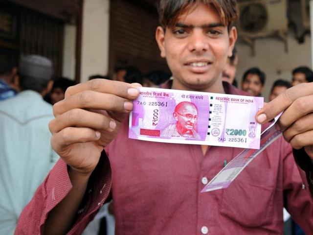 Jawans keep vigil as people queue outside a bank at Trilokpuri, New Delhi, November 13. (Sushil Kumar/HT Photo) Jawans keep vigil as people queue outside a bank at Trilokpuri, New Delhi, November 13. (Sushil Kumar/HT Photo)
