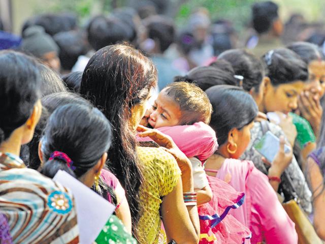 ATMs ran dry by the afternoon, forcing the residents to stand in long queues.(Sunil Ghosh/HT Photo)