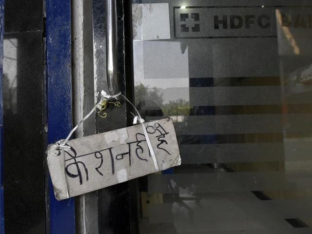 No cash in ATM machine at Mayur Vihar as banks stay shut on the occasion of Guru Nanak Jayanti, in New Delhi.(Ravi Choudhary/HT Photo)