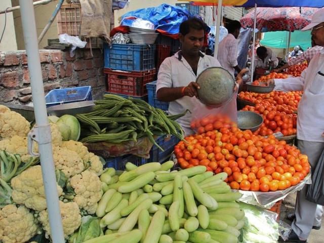 Vegetable vendors have stopped taking Rs500 and Rs1,000 notes and people are busy saving bank notes of lower denominations.(HT File Photo)