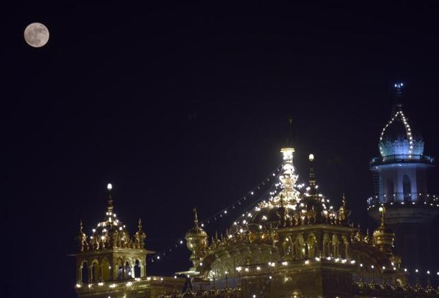 The ‘super moon’ as it appeared in the backdrop of an illuminated Golden Temple on Guru Nanak Jayanti, in Amritsar on Monday. (Gurpreet Singh/HT Photo)
