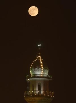 The ‘super moon’ as it appeared in the backdrop of an illuminated Golden Temple on Guru Nanak Jayanti, in Amritsar on Monday. (Gurpreet Singh/HT Photo)