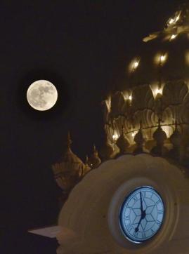 The ‘super moon’ as it appeared in the backdrop of an illuminated Golden Temple on Guru Nanak Jayanti, in Amritsar on Monday. (Gurpreet Singh/HT Photo)