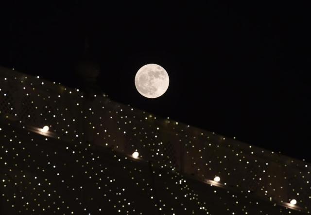 The ‘super moon’ as it appeared in the backdrop of an illuminated Golden Temple on Guru Nanak Jayanti, in Amritsar on Monday. (Gurpreet Singh/HT Photo)