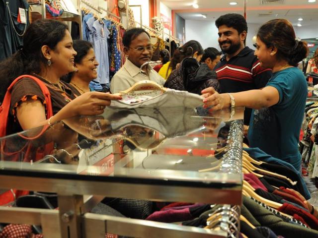 Shopping malls in Mumbai offer heavy discounts to maintain footfall.(HT File Photo) Shopping malls in Mumbai offer heavy discounts to maintain footfall.(HT File Photo)