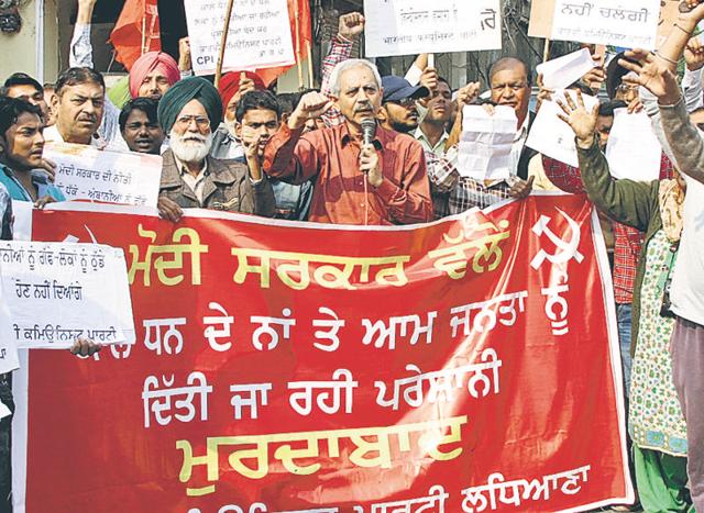 CPI workers protesting against the government at Kailash Chowk in Ludhiana on Sunday.(JS GREWAL/HT)
