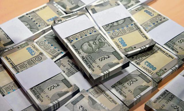 A man showing new Rs 500 notes released in Bhopal on Sunday. (Mujeeb Faruqui/HT photo) A man showing new Rs 500 notes released in Bhopal on Sunday. (Mujeeb Faruqui/HT photo)