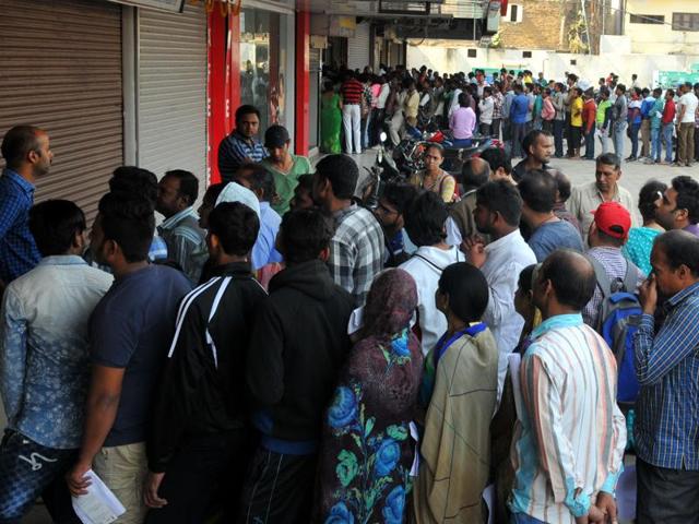 The crowd at banks was nearly double on Sunday as cash starved people rushed to withdraw or exchange money in Indore.(Shankar Mourya/ HT photo)
