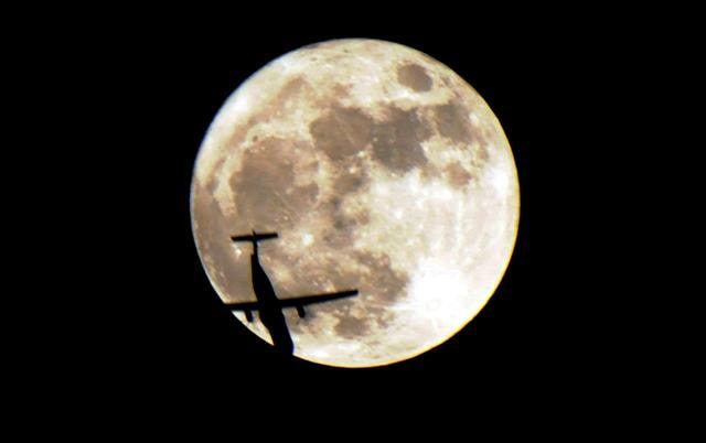 A passenger air plane crosses the supermoon, in Gurgaon. (Parveen Kumar/HT Photo) A passenger air plane crosses the supermoon, in Gurgaon. (Parveen Kumar/HT Photo)