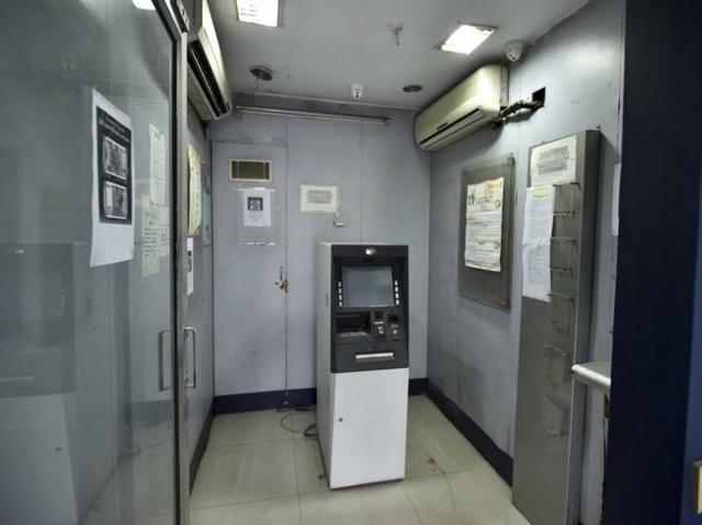 As per the RBI’s directive, the weekly withdrawal limit from banks has been increased to Rs 24,000 from Rs 20,000, while the daily limit of Rs 10,000 has been scrapped. (Arun Sharma/HT Photo) As per the RBI’s directive, the weekly withdrawal limit from banks has been increased to Rs 24,000 from Rs 20,000, while the daily limit of Rs 10,000 has been scrapped. (Arun Sharma/HT Photo)