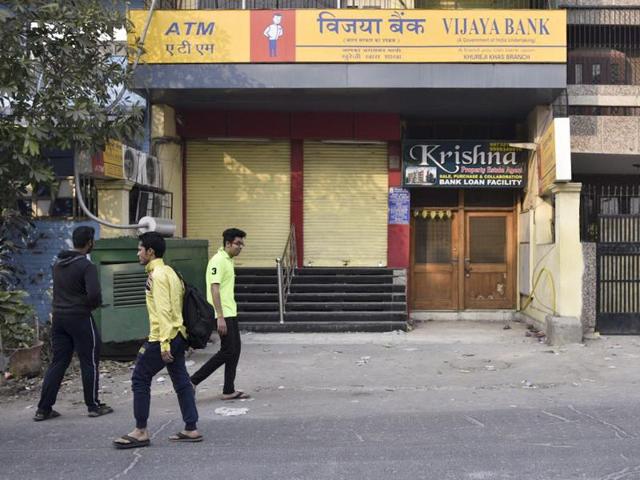 Within the first four days of the new measures, about Rs 3 lakh crores of demonetised bank notes were deposited across the country. Till November 11, about Rs 50,000 crore has been dispensed through withdrawals and exchanges. (Arun Sharma/HT Photo) Within the first four days of the new measures, about Rs 3 lakh crores of demonetised bank notes were deposited across the country. Till November 11, about Rs 50,000 crore has been dispensed through withdrawals and exchanges. (Arun Sharma/HT Photo)