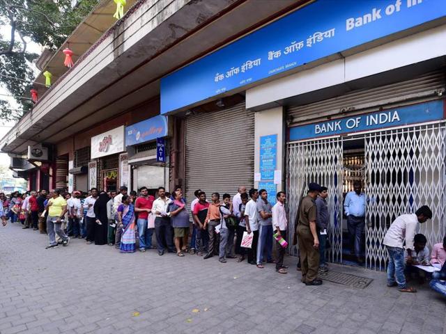 People queue up to exchange Rs 1000 and 500 currency notes outside a bank in Mumbai.(PTI Photo)