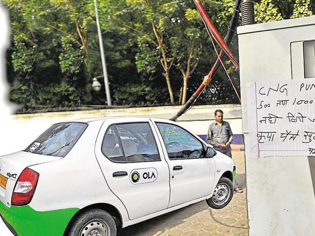Cab drivers say they are struggling with cash payments while users claim that they are being refused services as they prefer to pay online.(Vipin Kumar/HT Photo)