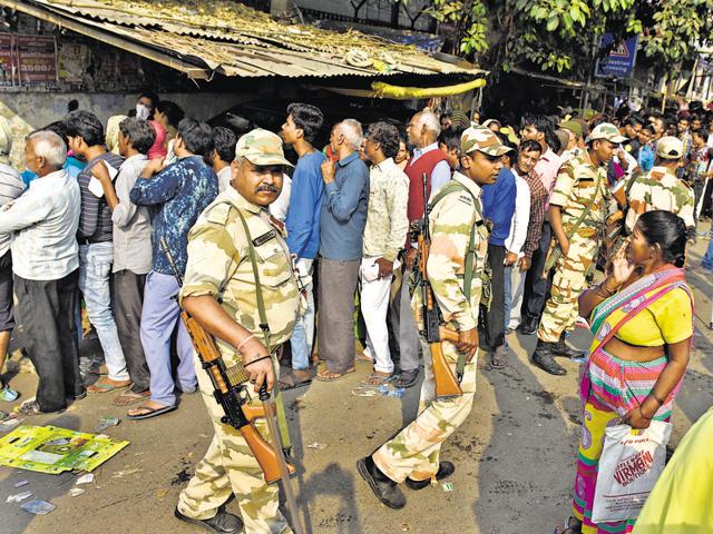 ITBP jawans keep vigil as residents queue up to withdraw money from an ATM in Trilokpuri on Sunday.(Sushil Kumar/Hindustan Times)