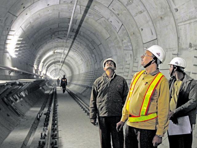 Managing director of Delhi Metro Mangu Singh inspecting construction work of the metro route between Central Secretariat to Mandi House.(Virendra Singh Gosain/Hindustan Times) Managing director of Delhi Metro Mangu Singh inspecting construction work of the metro route between Central Secretariat to Mandi House.(Virendra Singh Gosain/Hindustan Times)