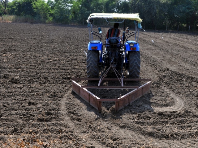 Farmer Mahesh Chouhan preparing the field for sowing wheat crop at village Dharampuri near Indore on Tuesday.(Shankar Mourya/ HT photo) Farmer Mahesh Chouhan preparing the field for sowing wheat crop at village Dharampuri near Indore on Tuesday.(Shankar Mourya/ HT photo)