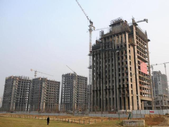 Construction work in the city was suspended on November 7 following a week of smog and extremely high air pollution after Diwali on October 30. (Parveen Kumar/HT Photo) Construction work in the city was suspended on November 7 following a week of smog and extremely high air pollution after Diwali on October 30. (Parveen Kumar/HT Photo)