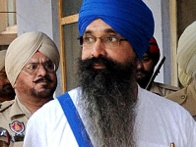 Balwant Singh Rajoana, who is on the death row for assassination of former chief minister Beant Singh, in police custody at the courts in Patiala. (HT File Photo) Balwant Singh Rajoana, who is on the death row for assassination of former chief minister Beant Singh, in police custody at the courts in Patiala. (HT File Photo)