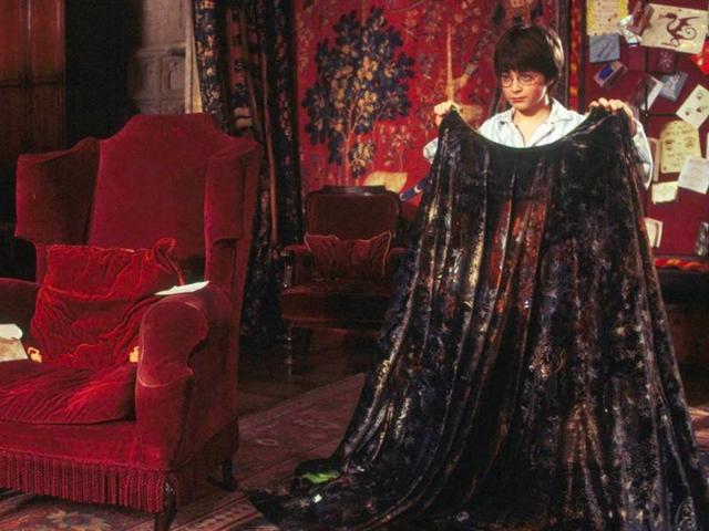 That’s an invisibility cloak! (Warner Bros. Pictures) That’s an invisibility cloak! (Warner Bros. Pictures)