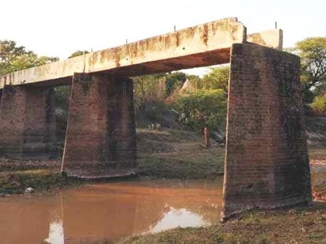The Supreme Court had in March 2016 ordered the state to maintain status quo on the SYL canal land after the Punjab assembly had unanimously approved a bill to return it to its owners. While that bill is still awaiting assent of the governor, the Punjab cabinet has gone ahead and issued the “executive decision”, denotifying the canal land.(HT File Photo) The Supreme Court had in March 2016 ordered the state to maintain status quo on the SYL canal land after the Punjab assembly had unanimously approved a bill to return it to its owners. While that bill is still awaiting assent of the governor, the Punjab cabinet has gone ahead and issued the “executive decision”, denotifying the canal land.(HT File Photo)
