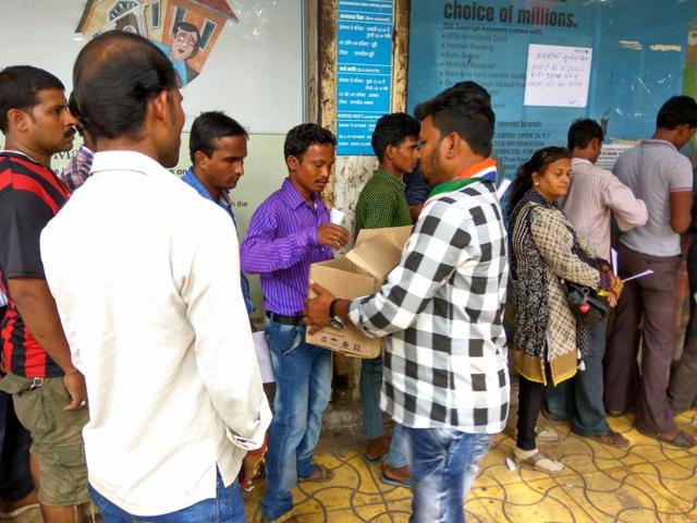 To ease the woes of people standing in queues outside banks, some social workers distributed water bottles and offered tea. (HT PHOTO) To ease the woes of people standing in queues outside banks, some social workers distributed water bottles and offered tea. (HT PHOTO)