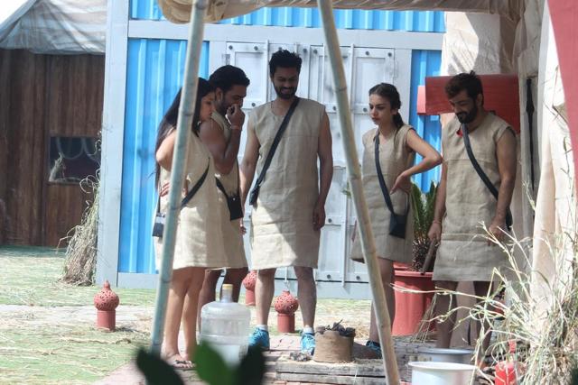Gaurav smiles as the teammates take a look at the equipments they need to use as part of the task. (Colors) Gaurav smiles as the teammates take a look at the equipments they need to use as part of the task. (Colors)