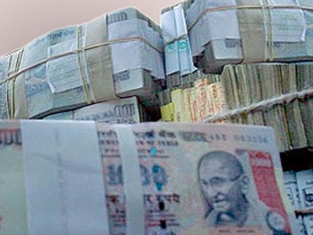 Banknotes out of circulation has left those with unaccounted-for cash looking for desperate ways to convert their money into white. (HT Representative Image) Banknotes out of circulation has left those with unaccounted-for cash looking for desperate ways to convert their money into white. (HT Representative Image)
