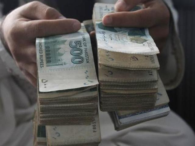 Pakistan will not demonetise Rs 5,000 notes or withdraw Rs 40,000 prize bonds, the finance minister said on Monday.(AP File Photo)