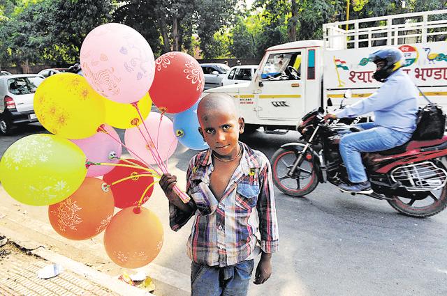 Sonu selling balloons in Sector 34-35 light point Chandigarh, on Monday. (Karun Sharma/HT Photo) Sonu selling balloons in Sector 34-35 light point Chandigarh, on Monday. (Karun Sharma/HT Photo)