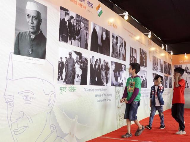 Children enjoying an exhibition of Pandit Jawarhalal Nehru's rare photographs in Mumbai on Saturday.  (Vidya Subramanian/Hindustan Times) 